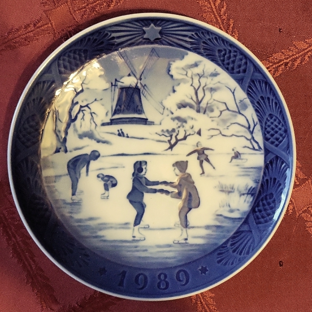 Royal copenhagen wall plate 7 and a 1/2 inch.